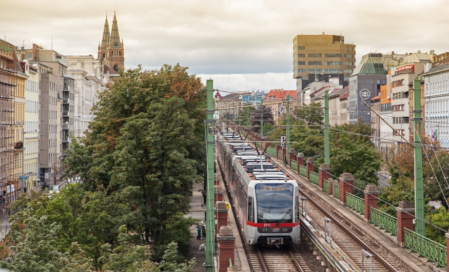 Zug der Linie U6 kurz vor der Station Alserstraße, Juli 2015