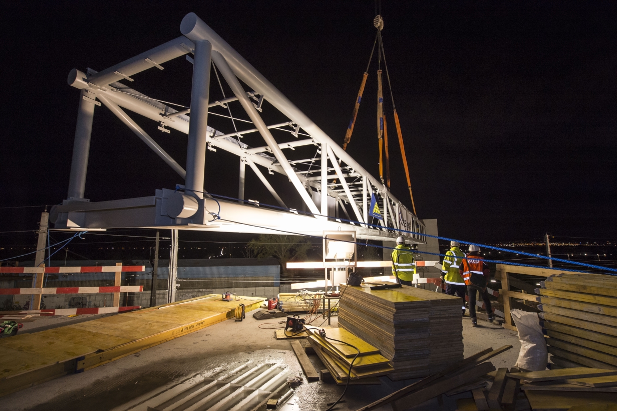 Baustelle der U1-Verlängerung in Oberlaa mit Schwerlastkran. Hebearbeiten von Fußgängersteg über die ÖBB-Gleisanlage werden vorbereitet.