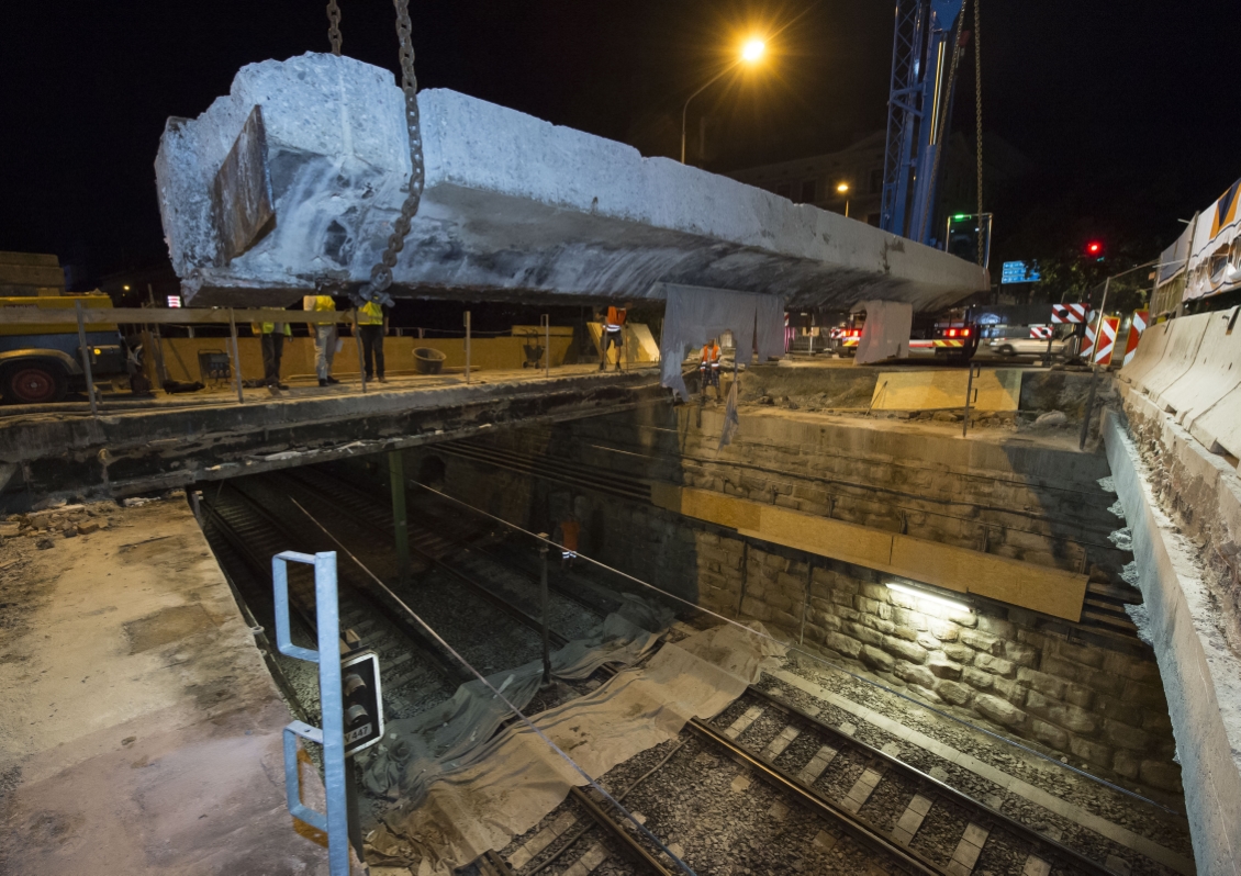 Abbruch eines historischen Brückentragwerks über der U6 zwischen Neustiftgasse und Koppstraße am Wiener Gürtel. Das in Teile geschnittene Brückentragwerk wird mit zwei Spezialkränen in Einzelteilen auf Schwertransporter geladen.