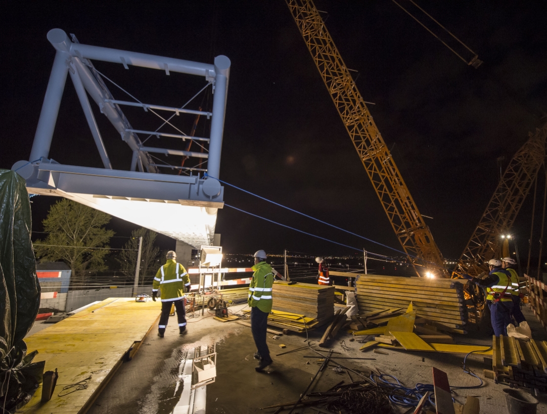 Baustelle der U1-Verlängerung in Oberlaa mit Schwerlastkran. Hebearbeiten von Fußgängersteg über die ÖBB-Gleisanlage werden vorbereitet.