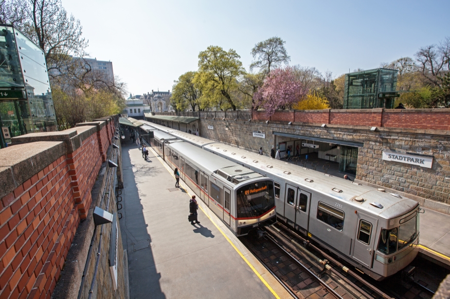 U-Bahn Station Stadtpark der U4 mit   Zügen der Type U und V, April 2015