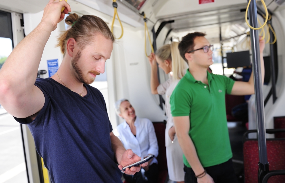 Fahrgäste unterwegs in Verkehrsmitteln der Wiener Linien.