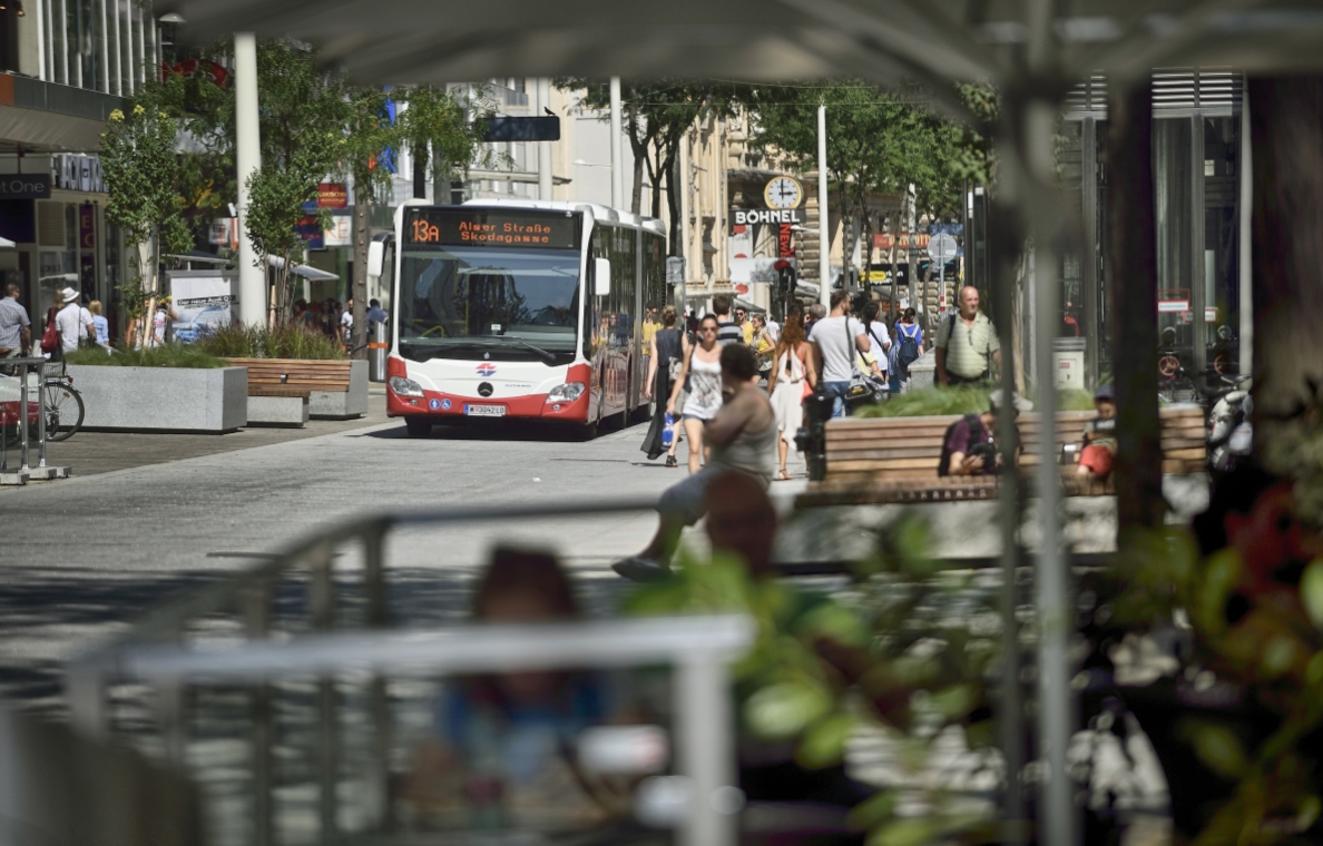 Gelenkbus der Linie 13A im Bereich der Begegnungszone der Mariahilfer Straße.