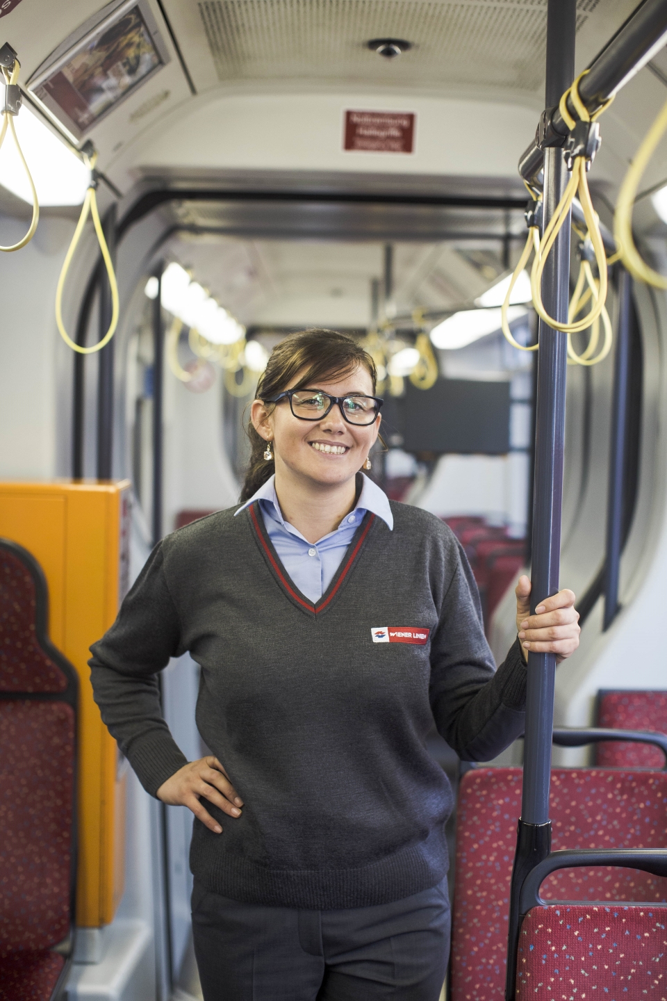 Eine Straßenbahnfahrerin der Wiener Linien.