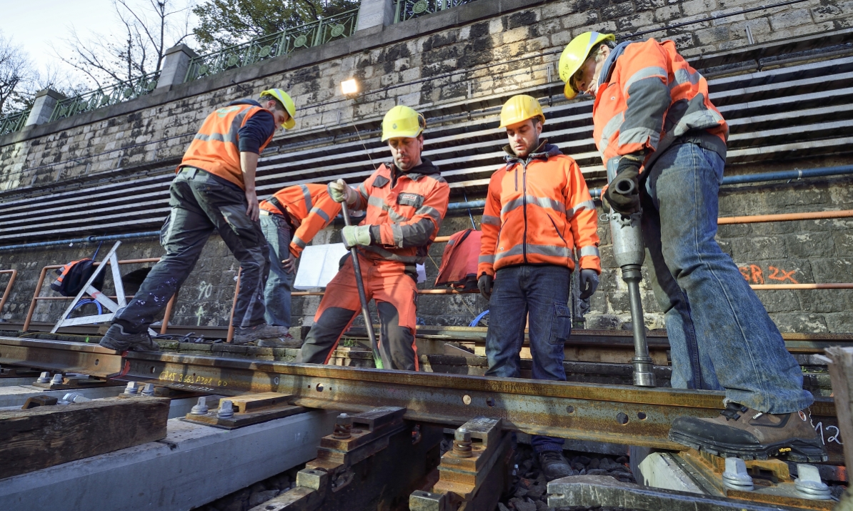 Arbeiten an den Gleisen der Strecke U4 zwischen Längenfeldgasse und Schönbrunn. Weicheneinbau nahe der Station Meidling Hauptstraße.