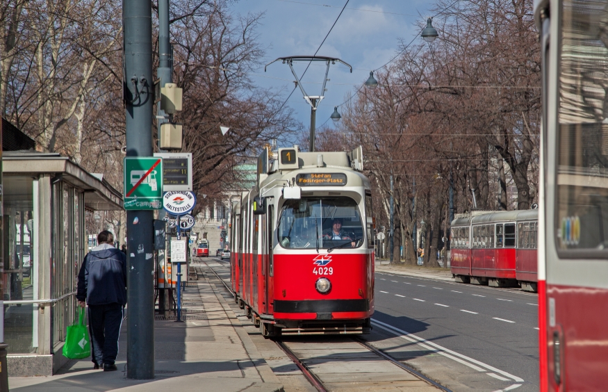 Zug der Linie 1 und  2 mit der Type E2-c5 am Burgring, März 2015