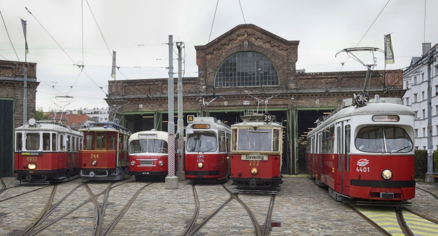 Einige der ausgestellten Fahrzeuge des Verkehrsmuseums der Wiener Linien.