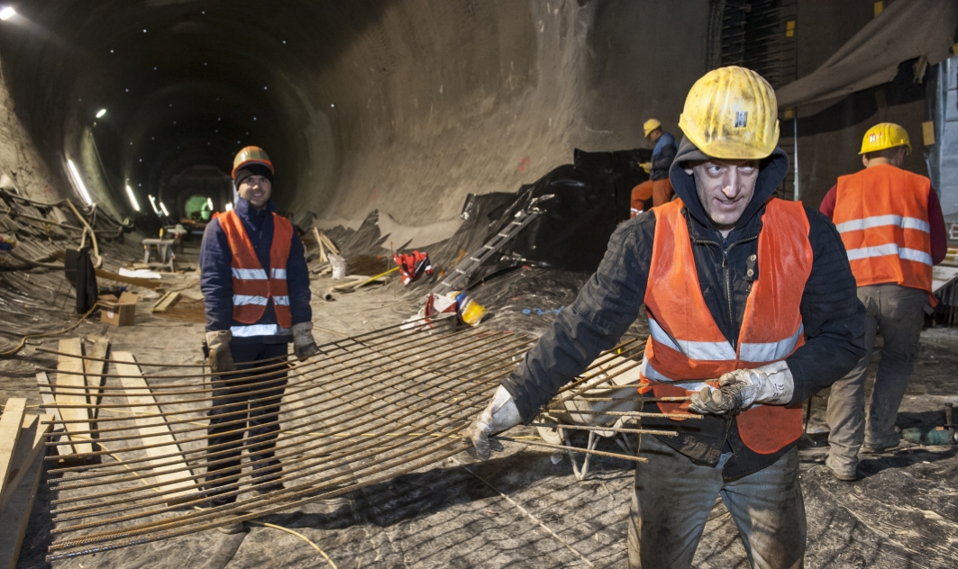 Bauarbeiten zur Verlängerung der Linie U1 nach Oberlaa im Bereich Verteilerkreis Favoriten. Bauarbeiter im künftigen Stationsbereich.