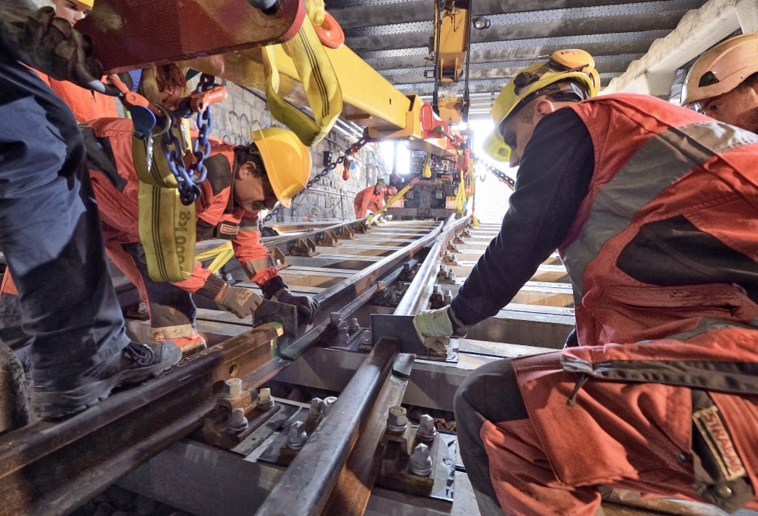 Arbeiten an den Gleisen der Strecke U4 zwischen Längenfeldgasse und Schönbrunn. Weicheneinbau nahe der Station Meidling Hauptstraße.