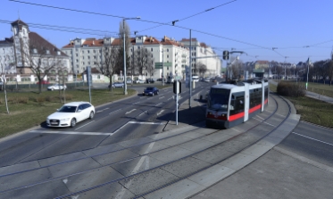 Straßenbahn der Linie 6 unterwegs in Fahrtrichtung Burggasse/Stadthalle.