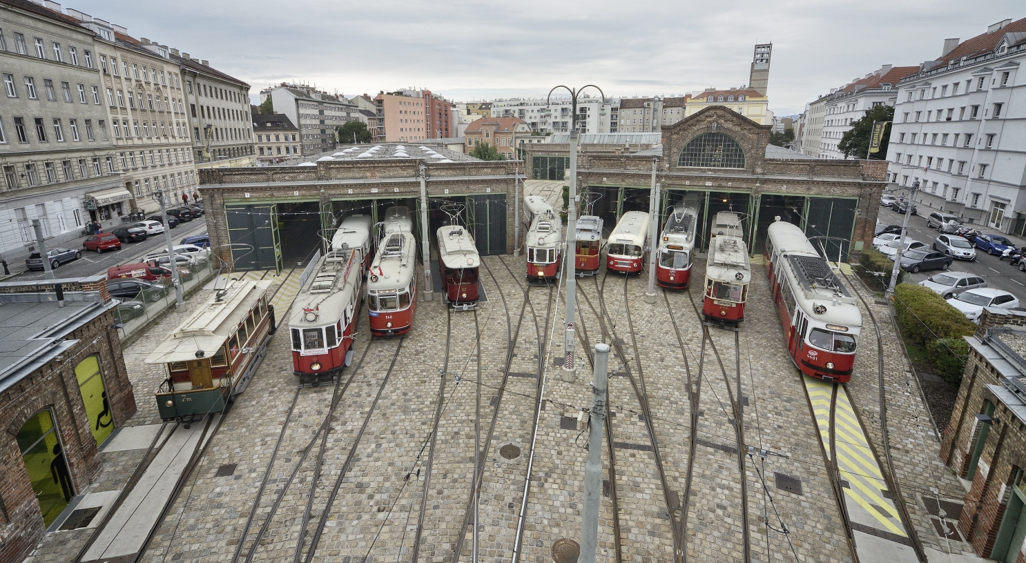 Einige der ausgestellten Fahrzeuge des Verkehrsmuseums der Wiener Linien.