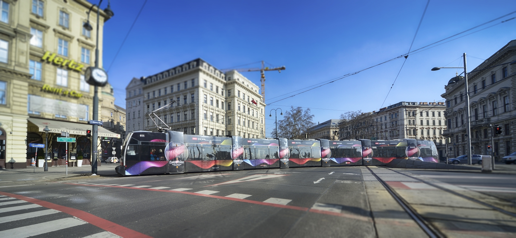 Eine eigens zur Bewerbung des Song Contests gebrandete ULF Straßenbahn unterwegs auf der Linie D.