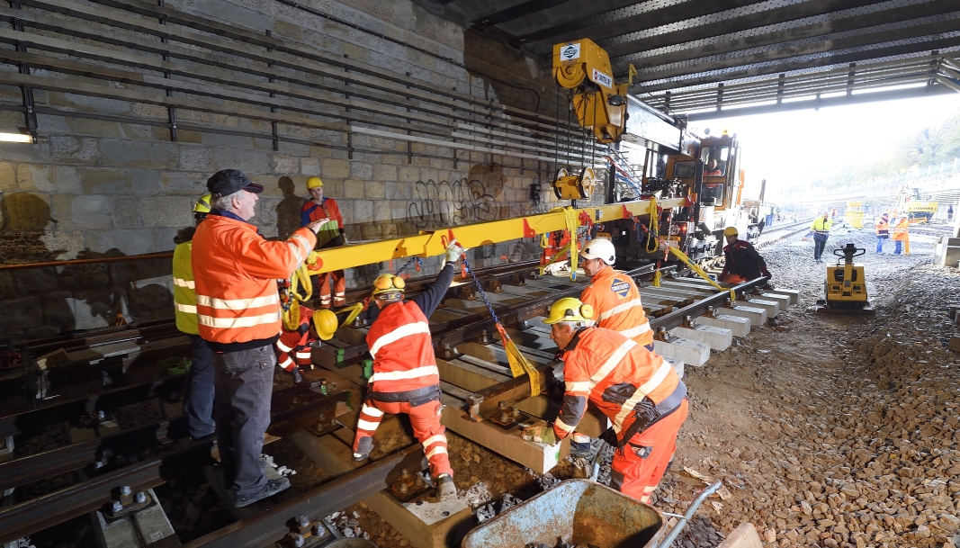 Arbeiten an den Gleisen der Strecke U4 zwischen Längenfeldgasse und Schönbrunn. Weicheneinbau nahe der Station Meidling Hauptstraße.