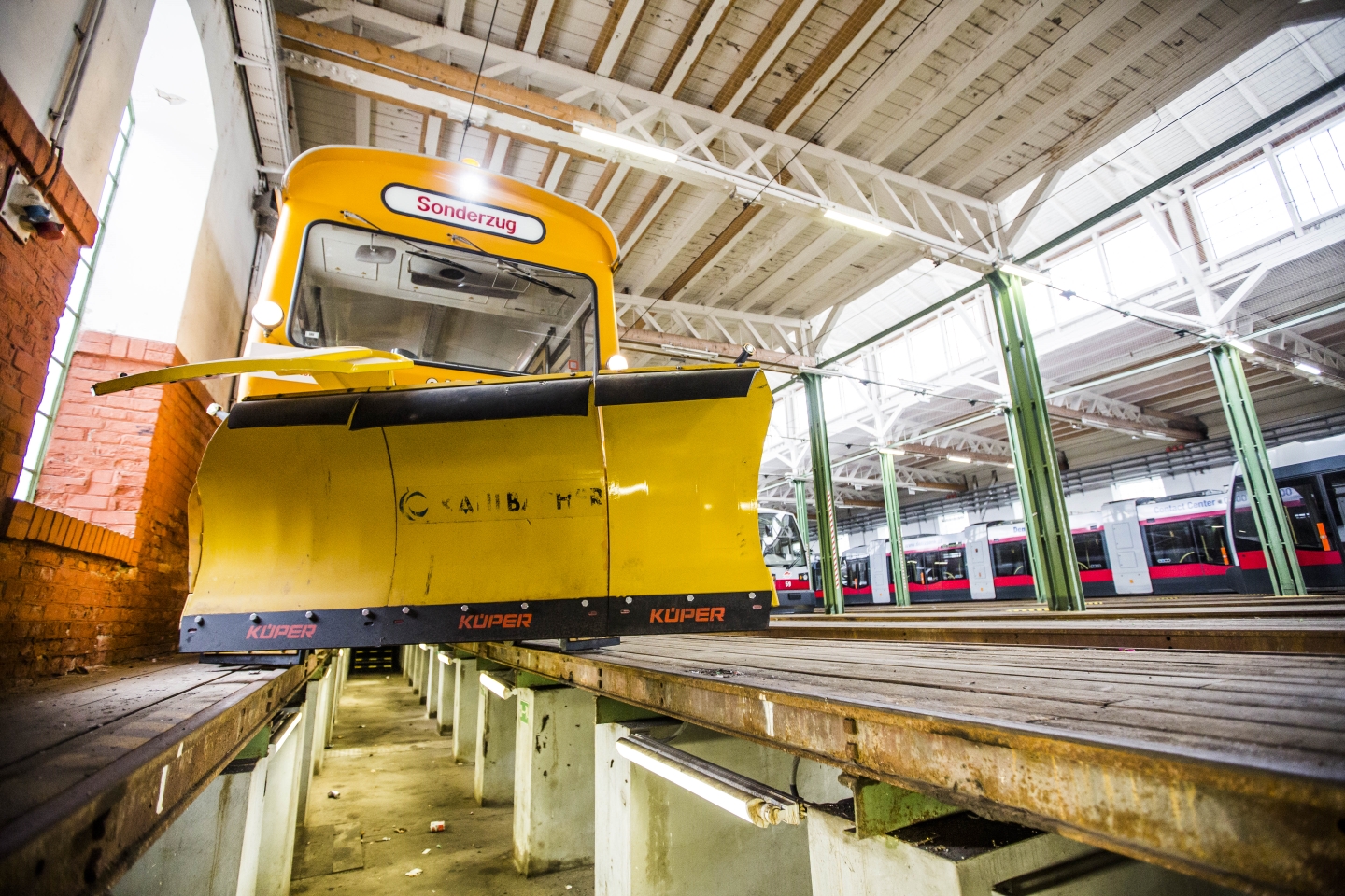 Schneepflug für den Einsatz im Winterdienst steht am Betriebsbahnhof Rudolfsheim parat.