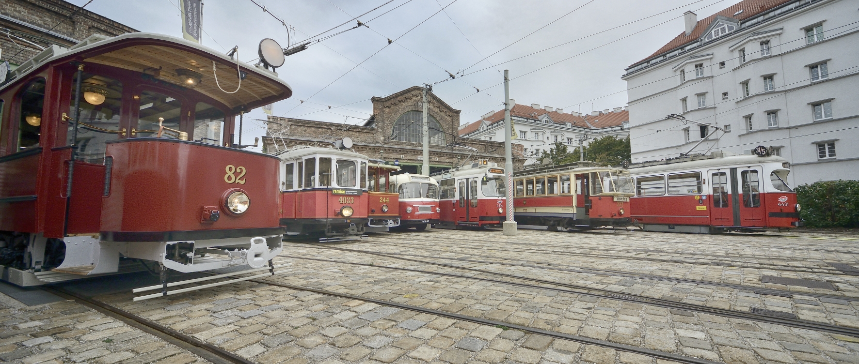 Einige der ausgestellten Fahrzeuge des Verkehrsmuseums der Wiener Linien.