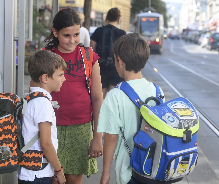 Rund 2,5 Millionen Fahrgäste nutzen die Wiener Linien täglich, darunter auch tausende Kinder. Im Bild: Kinder in einer Haltestelle der Linie 46.