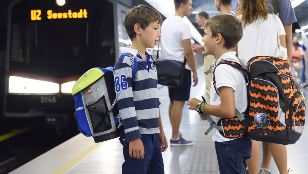 Rund 2,5 Millionen Fahrgäste nutzen die Wiener Linien täglich, darunter auch tausende Kinder. Im Bild: Kinder unterwegs in einer U-Bahn der Linie U2.