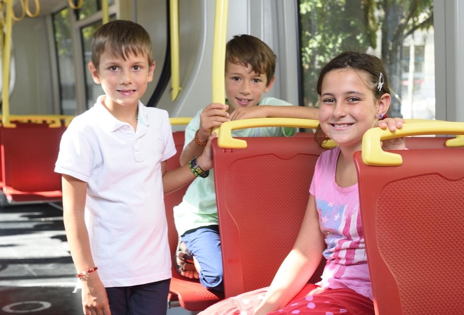 Rund 2,5 Millionen Fahrgäste nutzen die Wiener Linien täglich, darunter auch tausende Kinder. Im Bild: Kinder unterwegs in einer Straßenbahn der Linie 43.