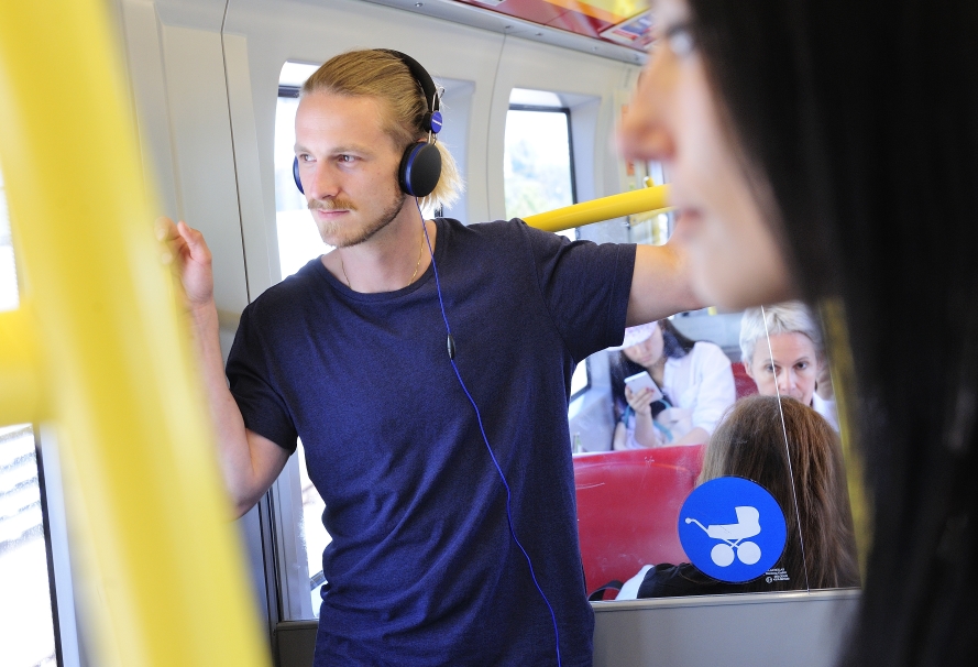 Fahrgäste unterwegs in Verkehrsmitteln der Wiener Linien.