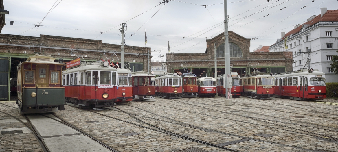 Einige der ausgestellten Fahrzeuge des Verkehrsmuseums der Wiener Linien.