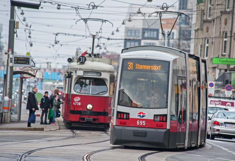 Linie 31 mit Type B (ulf) und die Type E1-c4  Brünnerstraße, Station Bahnsteggasse, April 15