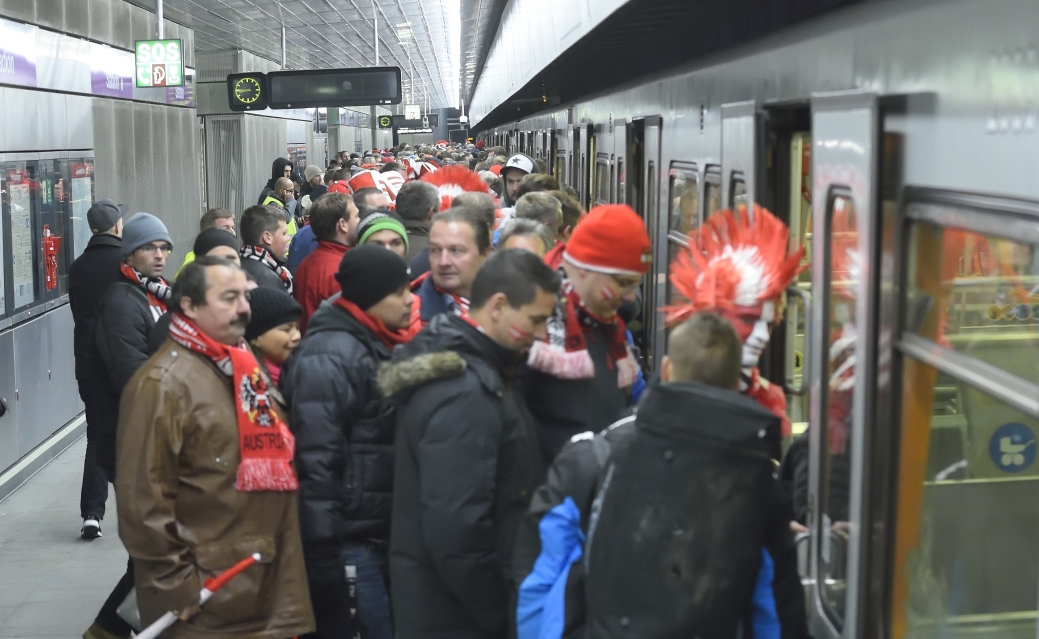 Die U2-Station Stadion ist speziell auf die Abfertigung großer Besuchermassen ausgelegt. Ein spezielles Zutrittssystem schleust die Stadionbesucher nach der Veranstaltung in kurzer Zeit auf den Bahnsteig. Züge bringen die Menschen fast im Minutentakt von drei Gleisen wieder heimwärts.