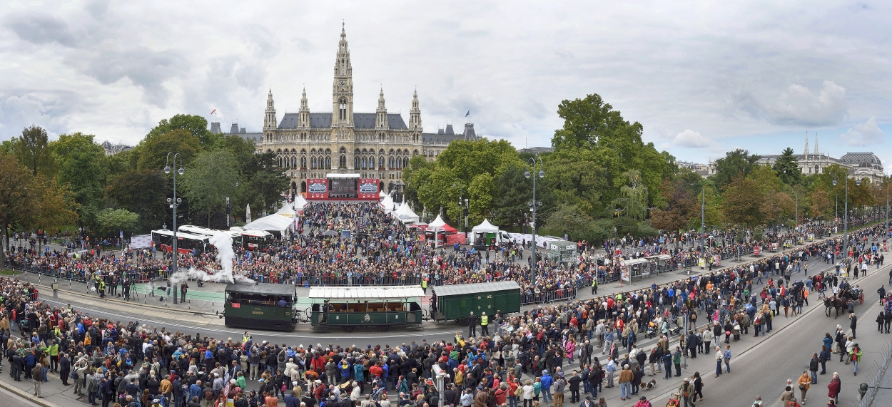 Fest anlässlich des 150-jährigen Jubiläums der Wiener Straßenbahn am Rathausplatz mit zahlreichen Attraktionen und einem Corso mit historischen Fahrzeugen der Wiener Linien.