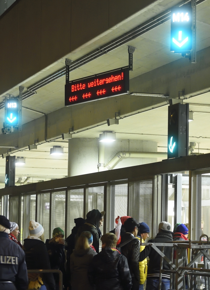 Die U2-Station Stadion ist speziell auf die Abfertigung großer Besuchermassen ausgelegt. Ein spezielles Zutrittssystem schleust die Stadionbesucher nach der Veranstaltung in kurzer Zeit auf den Bahnsteig. Züge bringen die Menschen fast im Minutentakt von drei Gleisen wieder heimwärts.