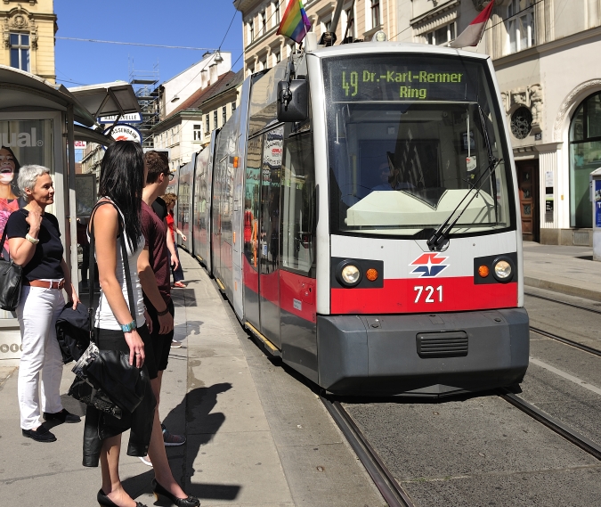 Fahrgäste unterwegs in Verkehrsmitteln der Wiener Linien.