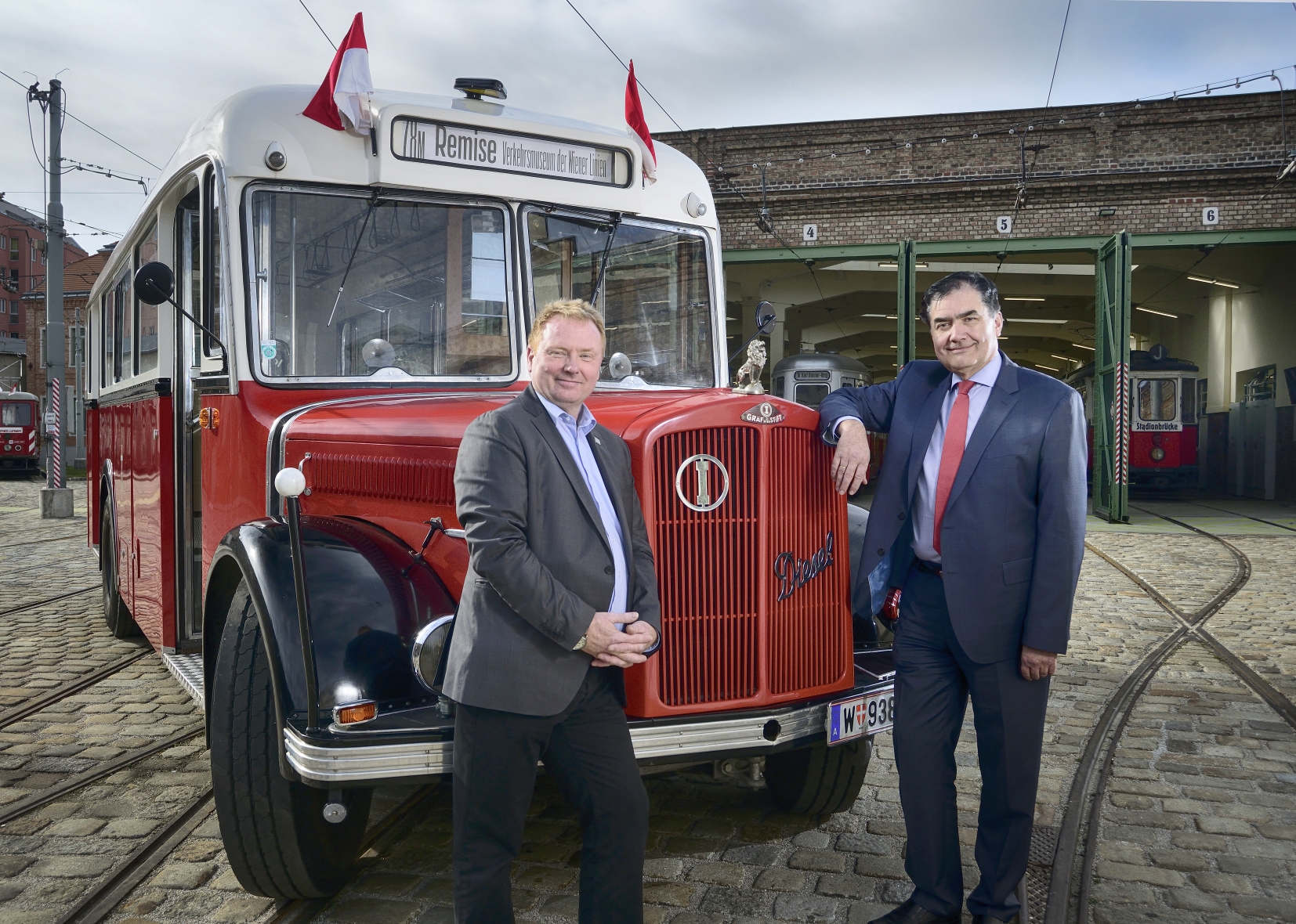 Ab 15. März 2015 verkehrt an den Wochenenden ein Oldtimer-Shuttlebus (Linie 78M) aus dem Jahr 1949 zwischen Schwedenplatz und dem Verkehrsmuseum Remise in Erdberg. Im Bild: Hans Baierl (l.), Leiter des Verkehrsmuseums, sowie Peter Lösch, Leiter des Österreichischen Omnibusmuseums.