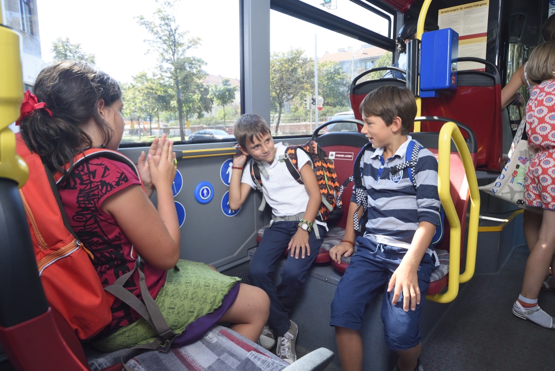 Rund 2,5 Millionen Fahrgäste nutzen die Wiener Linien täglich, darunter auch tausende Kinder. Im Bild: Kinder unterwegs in einem Autobus der Linie 48A.