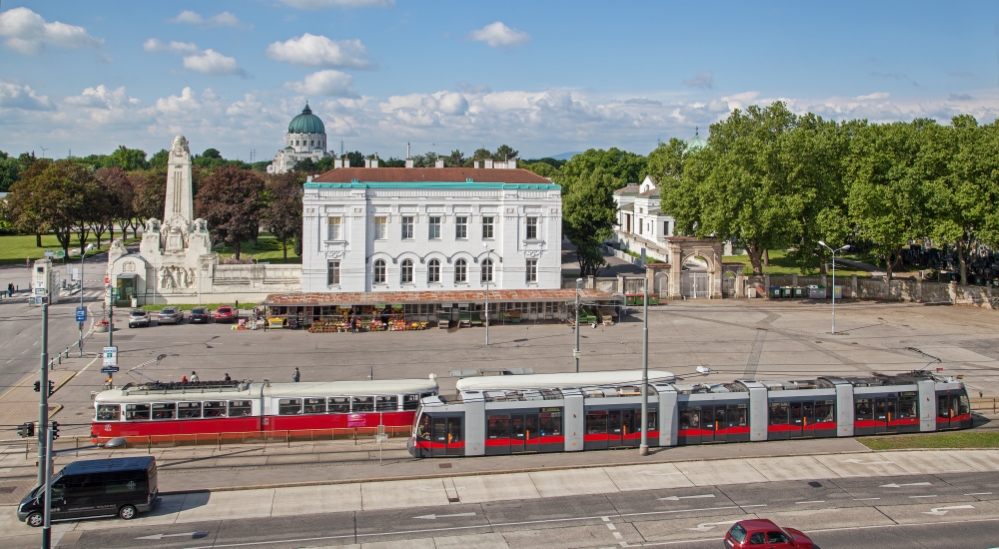 Linie 6 mit Type B  und E1-c4 bei Zentralfriedhof 2.Tor, Mai 2015