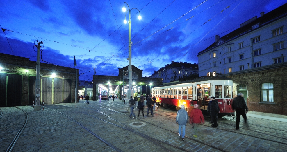 Zahlreiche BesucherInnen in der Remise, dem Verkehrsmuseum der Wiener Linien in Erdberg bei der 'langen Nacht der Wiener Stadtwerke'.