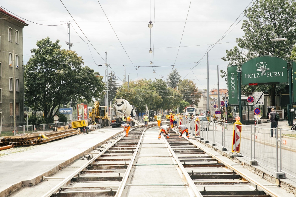 Gleisbauarbeiten mit Erneuerung des Gleisuntergrundes auf der Linie 49 im Bereich Baumgarten bis Hütteldorf.