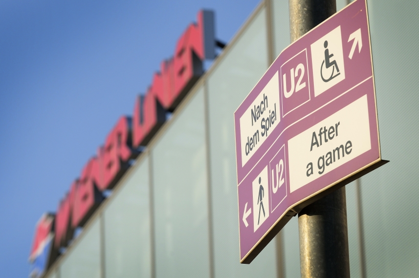 Die U2-Station Stadion ist speziell auf die Abfertigung großer Besuchermassen ausgelegt. Ein spezielles Zutrittssystem schleust die Stadionbesucher nach der Veranstaltung in kurzer Zeit auf den Bahnsteig. Züge bringen die Menschen fast im Minutentakt von drei Gleisen wieder heimwärts.