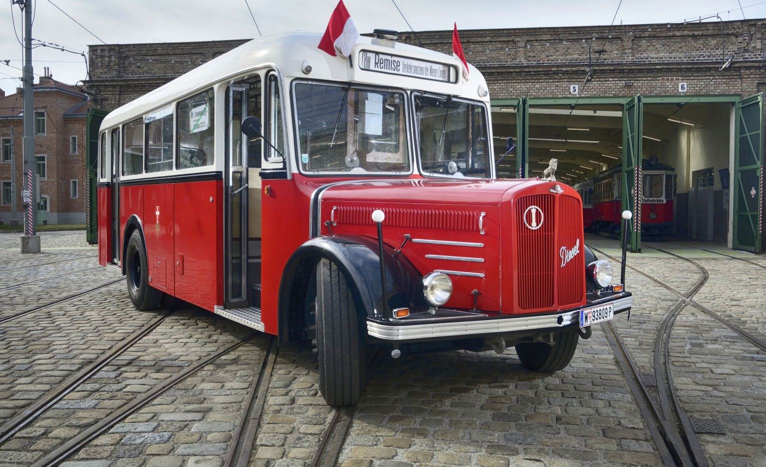 Ab 15. März 2015 verkehrt an den Wochenenden ein Oldtimer-Shuttlebus (Linie 78M) aus dem Jahr 1949 zwischen Schwedenplatz und dem Verkehrsmuseum Remise in Erdberg.