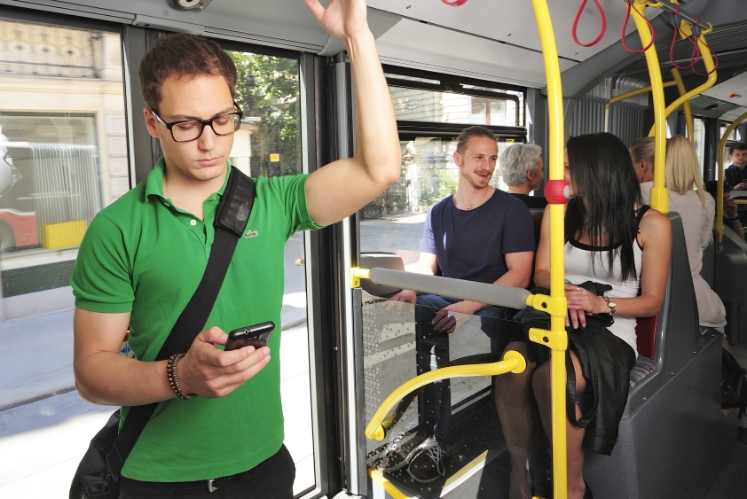 Fahrgäste unterwegs in Verkehrsmitteln der Wiener Linien.