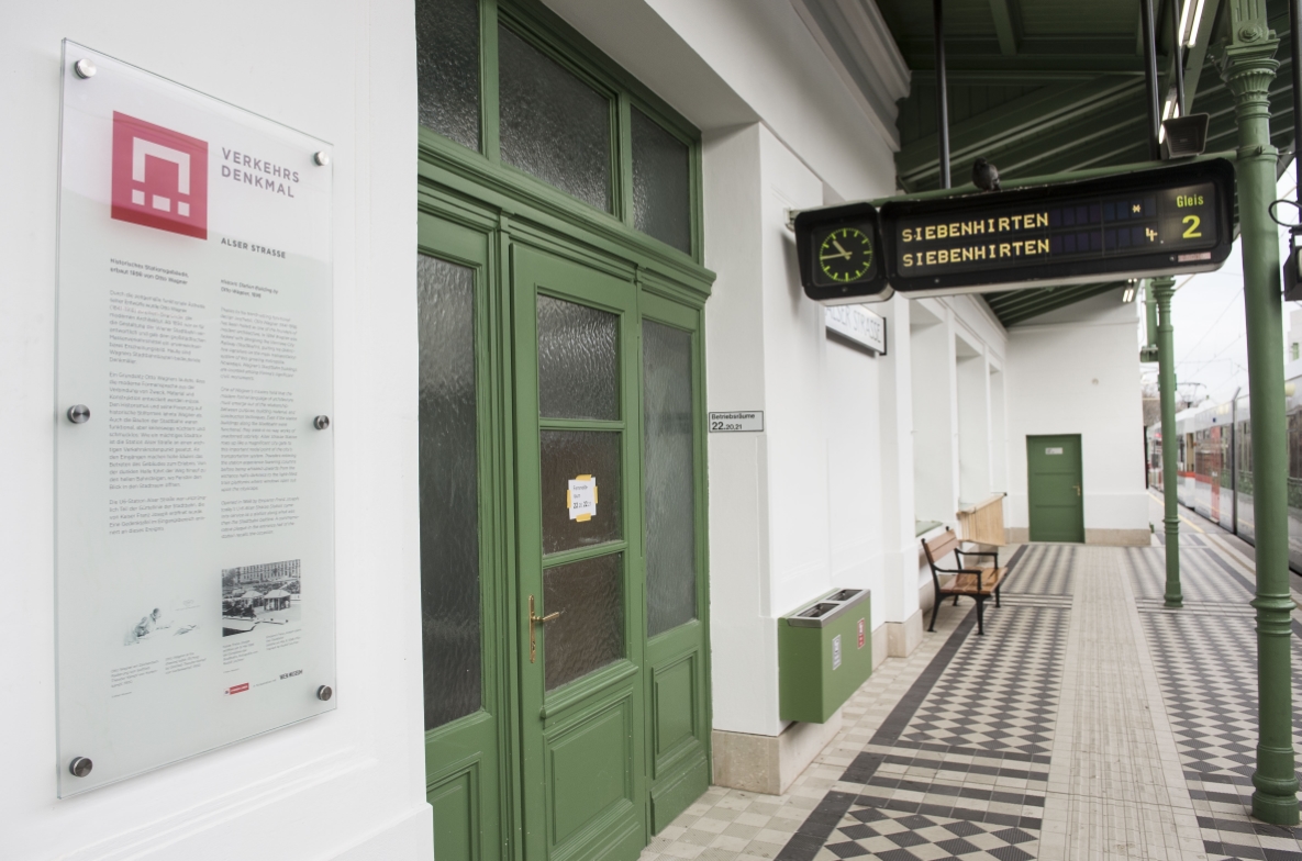 Die generalsanierte U6-Station Alser Straße wird nun als Verkehrsdenkmal bezeichnet. Bahnsteig mit Informationstafel.