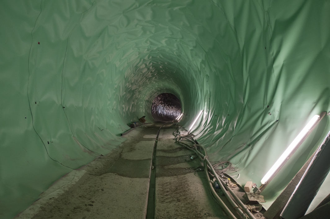 Bauarbeiten zur Verlängerung der Linie U1 nach Oberlaa im Bereich Verteilerkreis Favoriten. Auskleidung mit spezieller Isolierfolie.