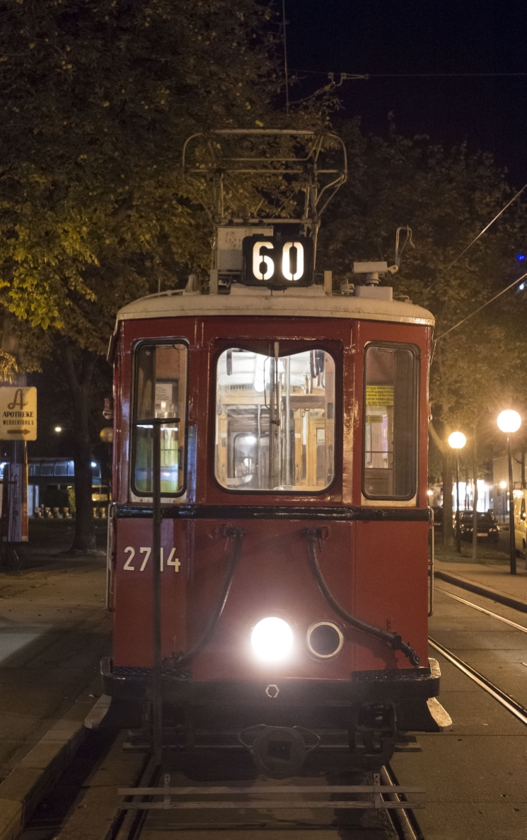 Probefahrt von historischen Fahrzeugen für Feier zu 150 Jahre Wiener Tramway auf der Ringstraße. Stadtbahn
an der Haltestelle Schottenring.