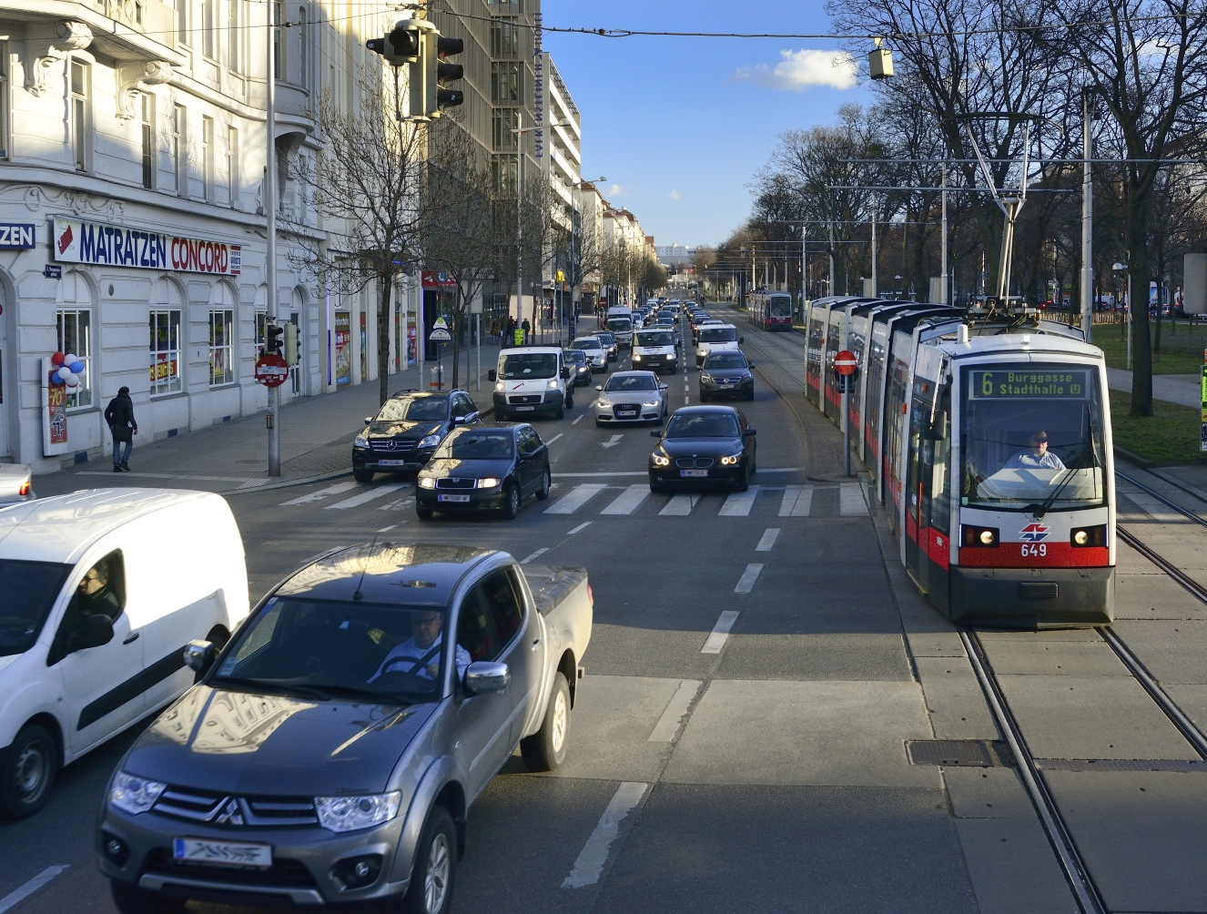 Straßenbahn der Linie 6 im Bereich Gaudenzdorfer Gürtel