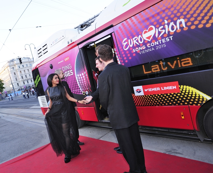 Die TeilnehmerInnen am Eurovision Song Contest werden mit Elektrobussen der Wiener Linien zum Empfang im Rathaus gebracht. Im Bild die KünstlerInnen aus Lettland.