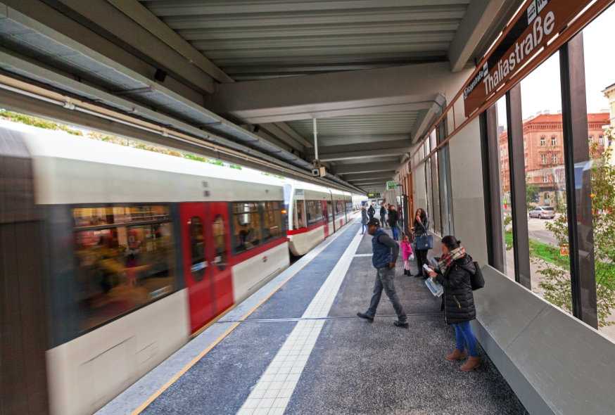 Station Thaliastaße, Bahnsteig wurde erneuert, Oktober 2015