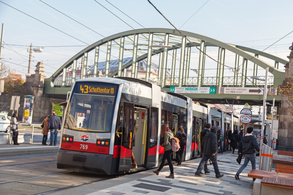 Linie 43 mit Ulf Type B1 in der Station Hernals S-Bahn, November 2015