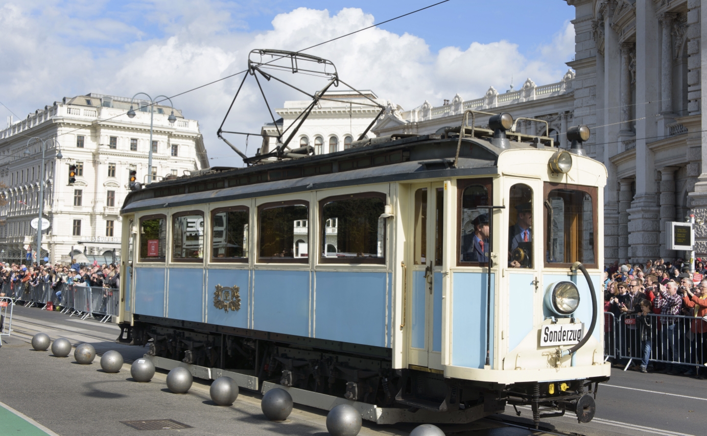 Fest anlässlich des 150-jährigen Jubiläums der Wiener Straßenbahn am Rathausplatz mit zahlreichen Attraktionen und einem Corso mit historischen Fahrzeugen der Wiener Linien.