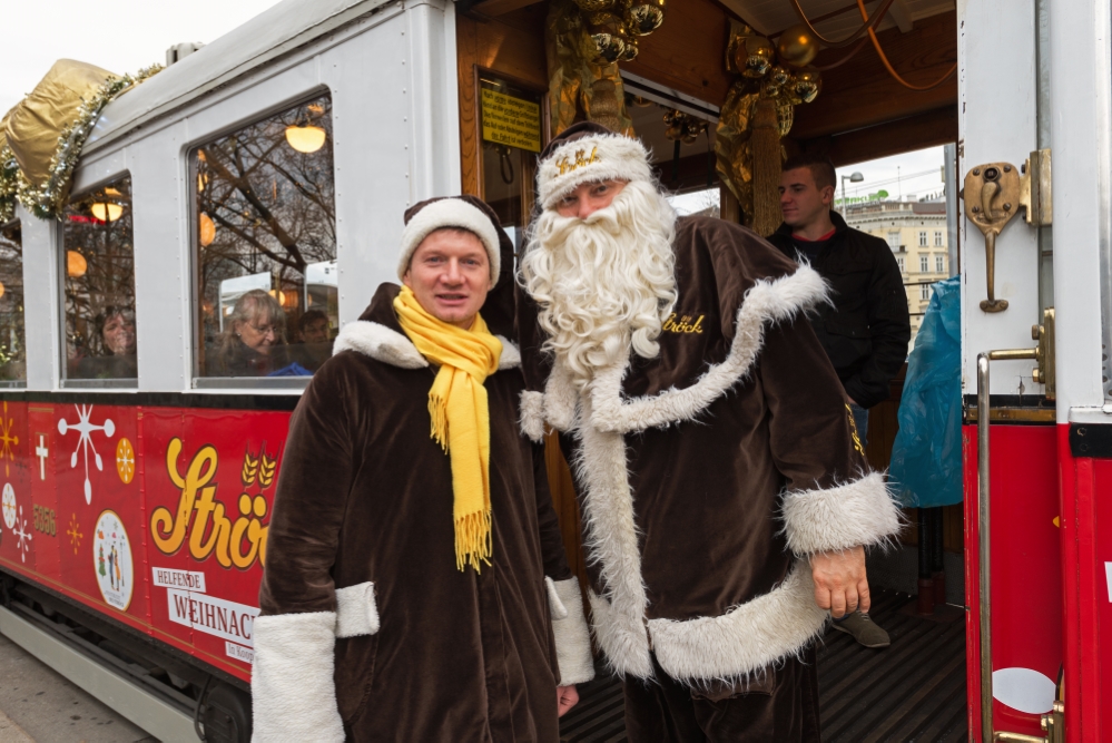 Ströck Weihnachtsbim am Karlsplatz bei der End und Anfangsstelle mit Personal, Dezember 2015