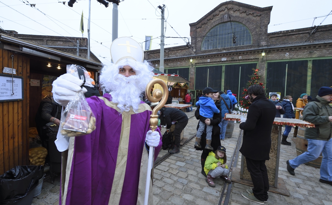 Am Adventmarkt auf dem Gelände des Verkehrsmuseums der Wiener Linien 'Remise' war am 6. Dezember auch der Nikolaus zu Besuch.