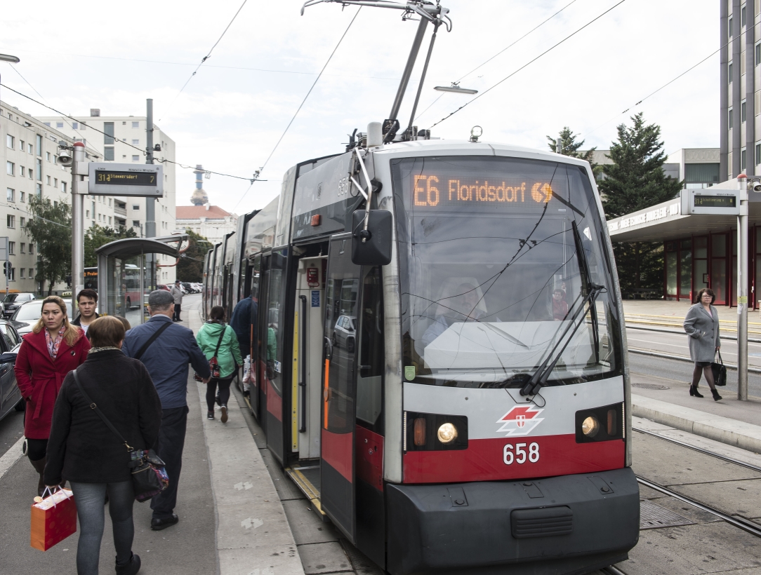 Die Linie E6 fuhr am 17. Und 18. Oktober von der U6-Jägerstraße als Ersatzverkehr bis nach Floridsdorf. Grund war ein Weichentausch auf der U6-Strecke. Fahrgäste beim Einsteigen in den Ersatzverkehr E6 an der Station Jägerstraße.