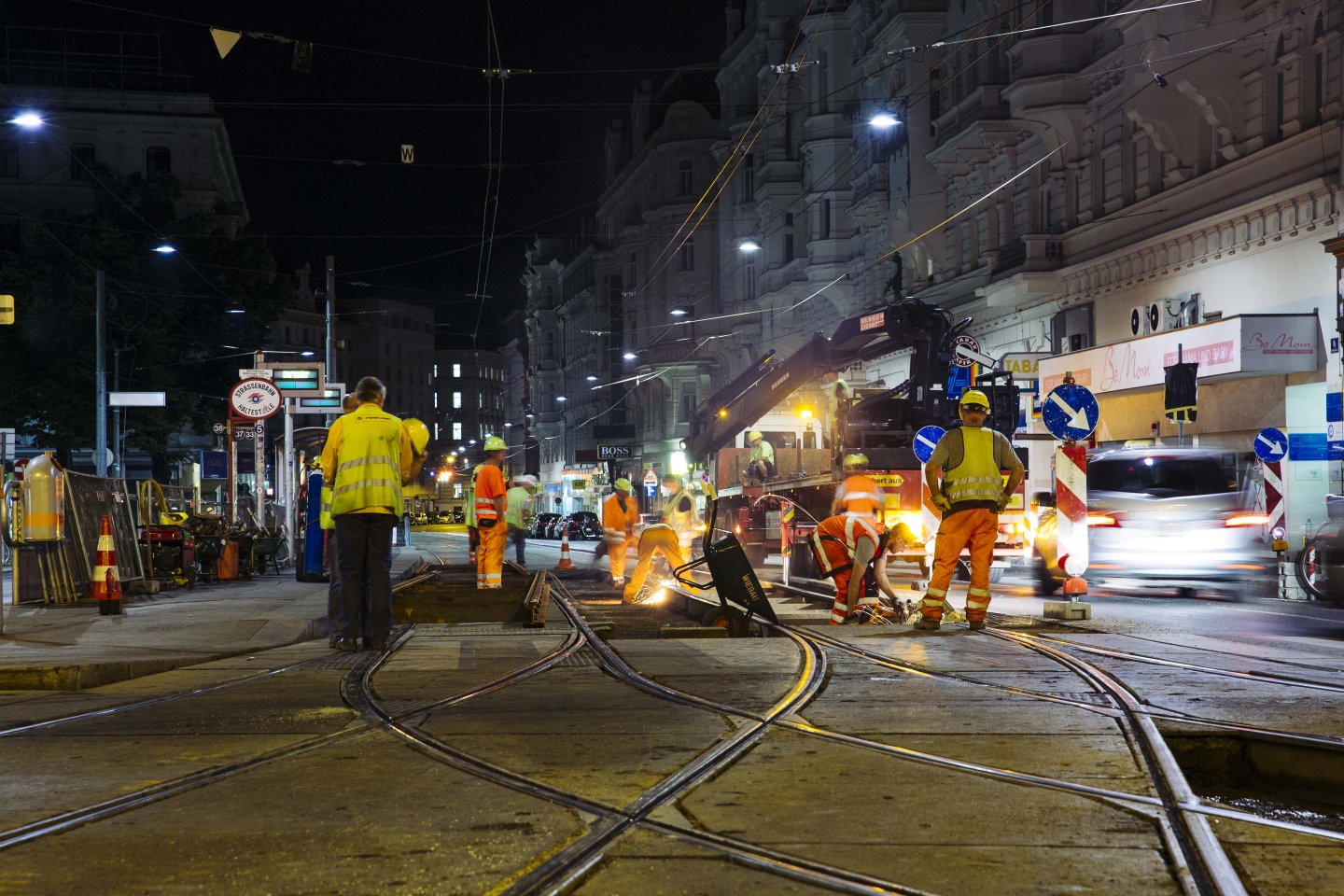 Nächtliche Gleisbauarbeiten und Erneuerung des Gleisuntergrundes an der Kreuzung Währinger Straße - Nußdorfer Straße - Spitalgasse.