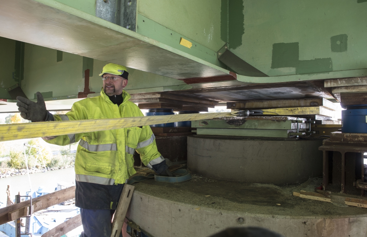 Instandhaltungsarbeiten am Brückentragwerk an der U6-Brücke zwischen Handelskai und Neue Donau. Neues Stahltragwerk wird mit Kettenzug in Position gebracht.